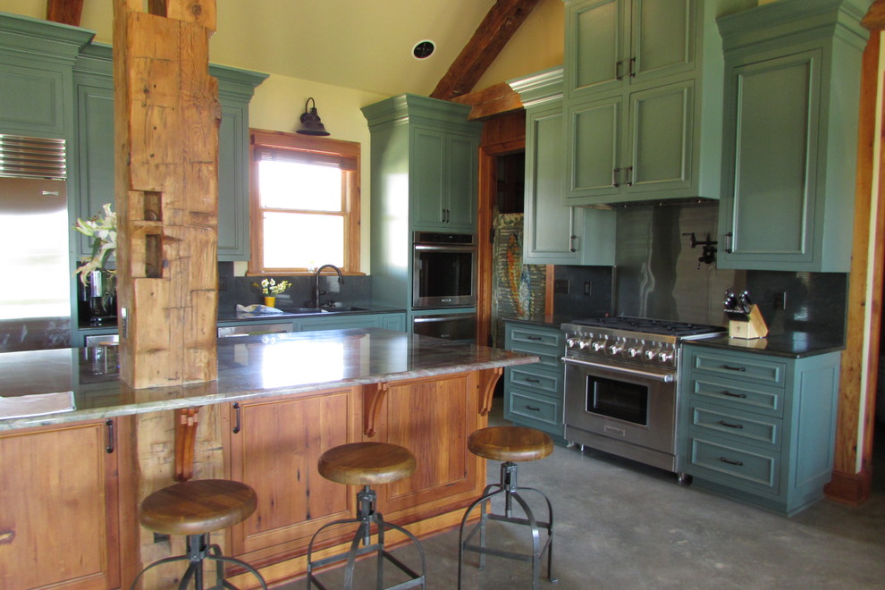 Offene Rustikale Küche mit Kassettenfronten, Granit-Arbeitsplatte, Küchenrückwand in Metallic, Küchengeräten aus Edelstahl und Betonboden in New Orleans