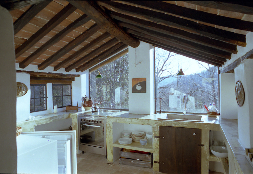 Пример оригинального дизайна: отдельная, параллельная кухня среднего размера в стиле рустика с столешницей из бетона и полом из терракотовой плитки