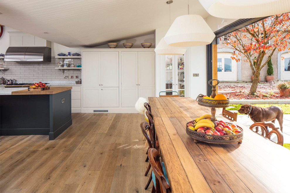 Foto de cocina comedor de estilo de casa de campo grande con una isla