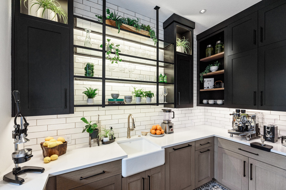 Landhausstil Küche in U-Form mit Landhausspüle, Schrankfronten im Shaker-Stil, schwarzen Schränken, Küchenrückwand in Weiß, Rückwand aus Metrofliesen und weißer Arbeitsplatte in Portland
