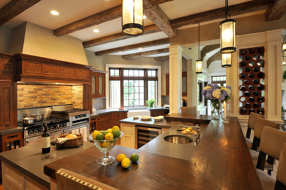Exempel på ett klassiskt kök, med en rustik diskho, luckor med infälld panel, skåp i mellenmörkt trä, träbänkskiva, stänkskydd i sten, rostfria vitvaror, en köksö och flerfärgad stänkskydd
