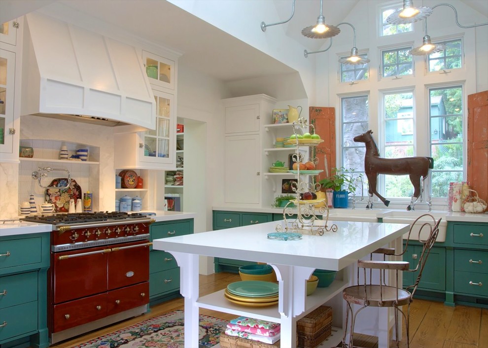 На фото: кухня в стиле шебби-шик с фасадами в стиле шейкер и зелеными фасадами с
