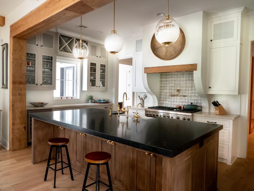 Imagen de cocina campestre con fregadero encastrado, salpicadero multicolor, electrodomésticos de acero inoxidable, suelo de madera clara y encimeras beige