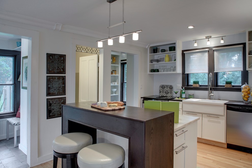 Klassische Küche mit Landhausspüle, Schrankfronten im Shaker-Stil, weißen Schränken und Marmor-Arbeitsplatte in Bridgeport