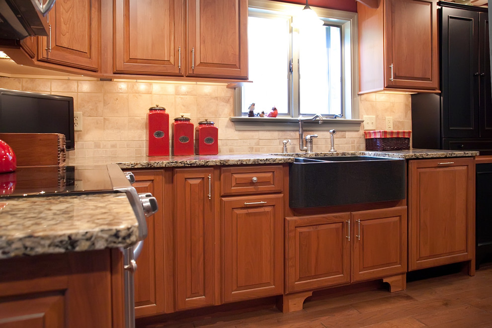 Foto på ett litet vintage flerfärgad kök, med en rustik diskho, skåp i mellenmörkt trä, marmorbänkskiva, beige stänkskydd, stänkskydd i stenkakel, rostfria vitvaror, luckor med infälld panel, mellanmörkt trägolv, en köksö och brunt golv