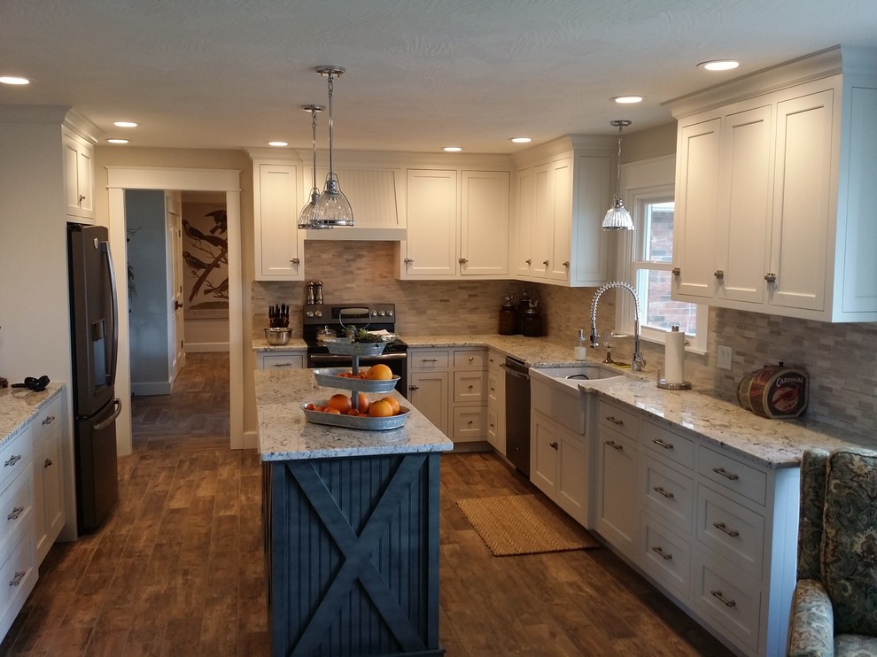 Foto på ett mellanstort lantligt kök, med en rustik diskho, luckor med profilerade fronter, vita skåp, granitbänkskiva, beige stänkskydd, stänkskydd i stenkakel, rostfria vitvaror, klinkergolv i porslin och en köksö