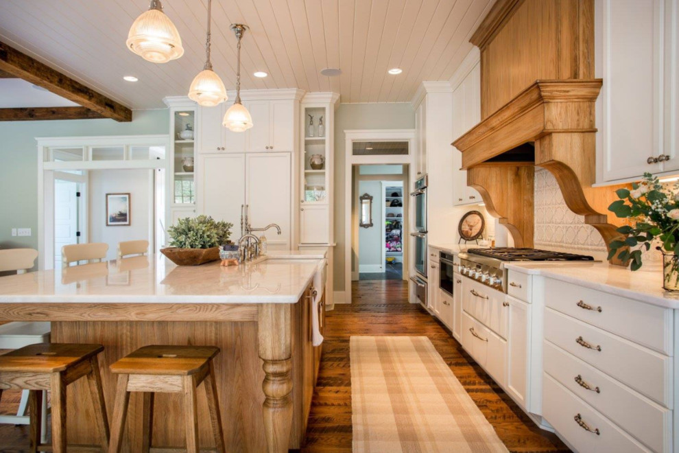 Foto på ett mellanstort lantligt linjärt kök och matrum, med en rustik diskho, luckor med infälld panel, vita skåp, marmorbänkskiva, vitt stänkskydd, stänkskydd i keramik, integrerade vitvaror, mörkt trägolv och en köksö