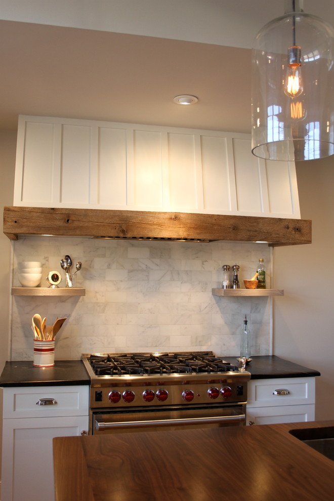 Foto på ett mellanstort eklektiskt kök, med en rustik diskho, rostfria vitvaror, mellanmörkt trägolv, en köksö, skåp i shakerstil, vita skåp, bänkskiva i täljsten, vitt stänkskydd, stänkskydd i marmor och brunt golv