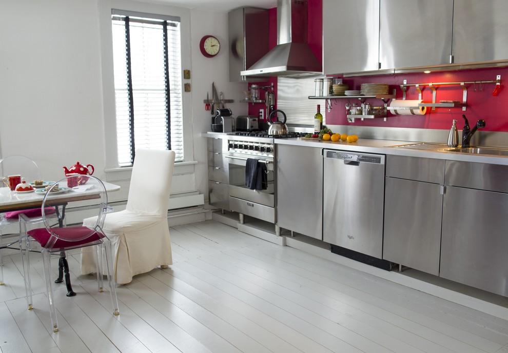 Esempio di una cucina bohémian di medie dimensioni con ante lisce, paraspruzzi rosso, elettrodomestici in acciaio inossidabile, pavimento in legno verniciato e pavimento grigio