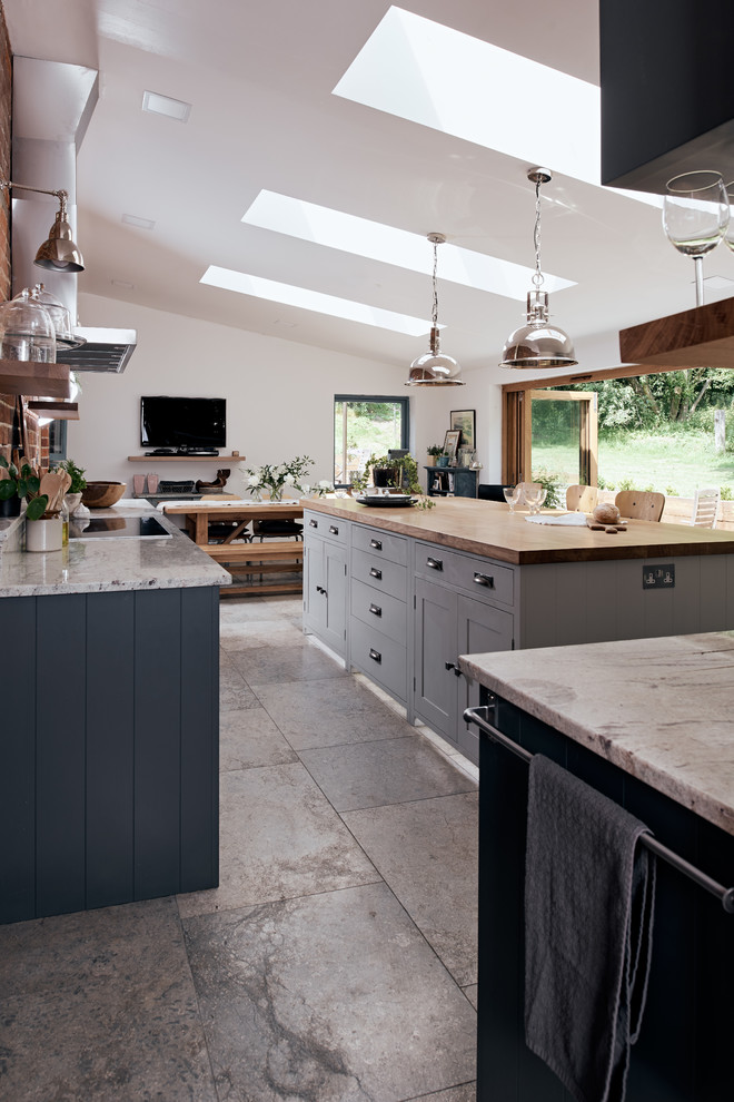 Esempio di una cucina country con lavello sottopiano, ante con riquadro incassato, ante blu, top in marmo, pavimento in marmo e pavimento grigio