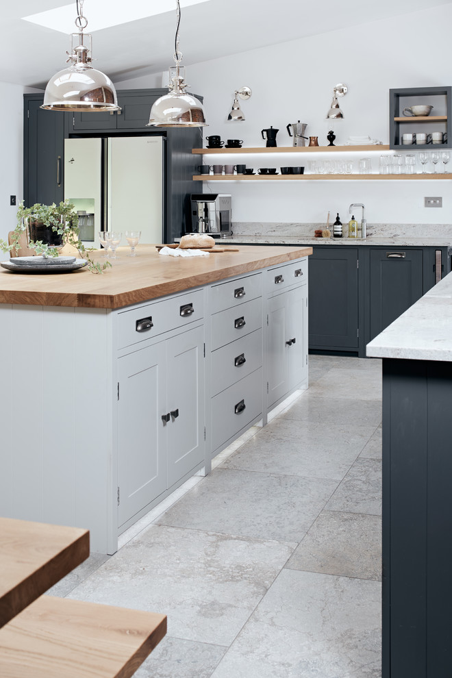 Idéer för att renovera ett lantligt kök, med en undermonterad diskho, luckor med infälld panel, blå skåp, marmorbänkskiva, marmorgolv, en köksö och grått golv