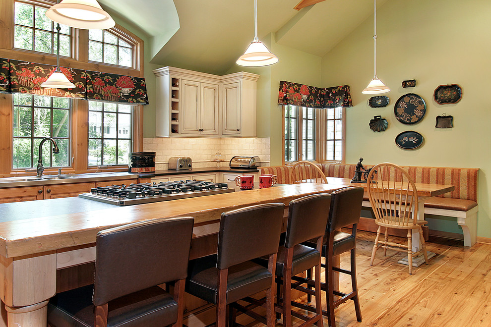 Imagen de cocina de estilo de casa de campo con armarios con paneles empotrados, encimera de madera y salpicadero blanco
