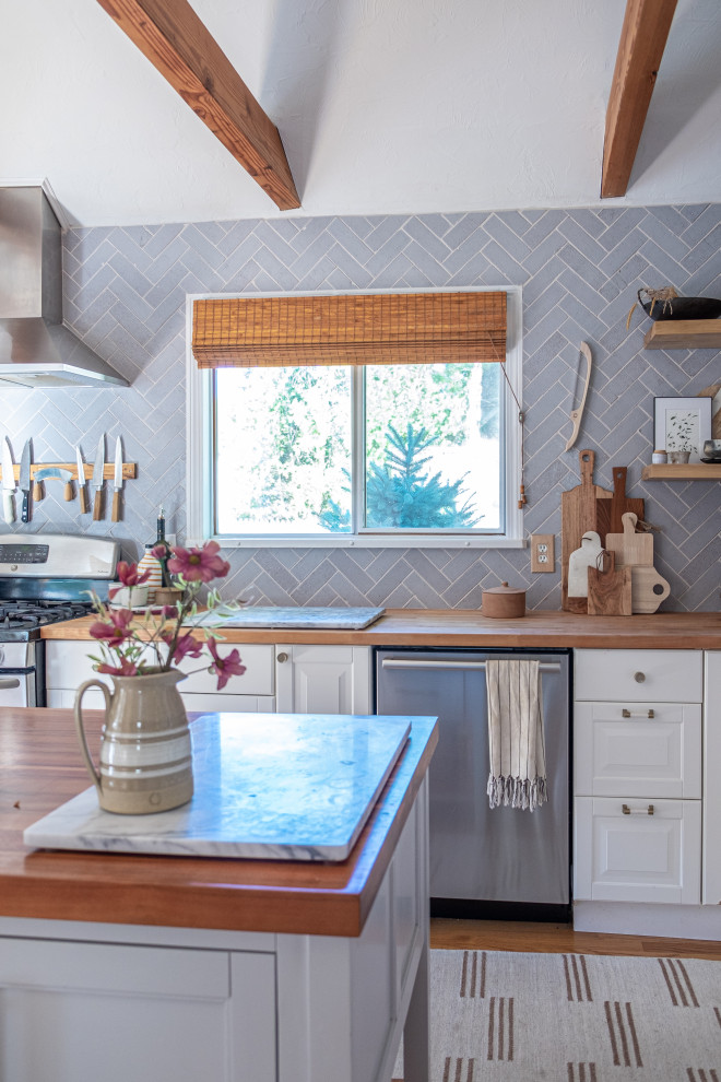 Landhausstil Küche mit Küchenrückwand in Grau, Rückwand aus Backstein und Kücheninsel in Sonstige