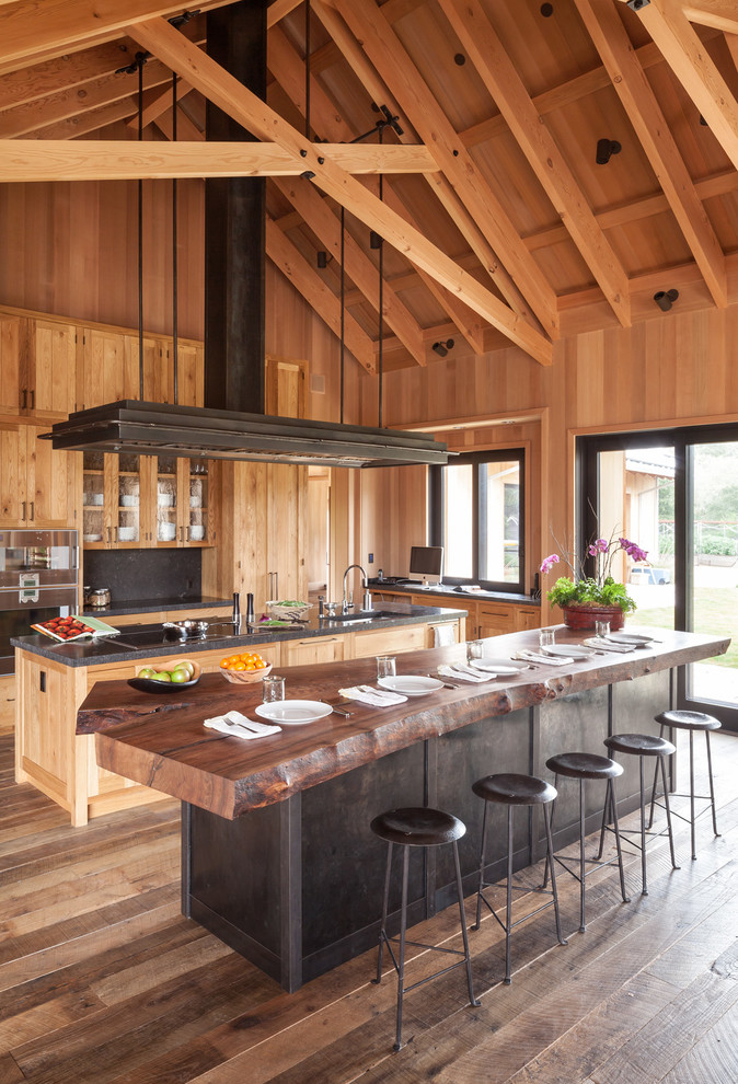 Offene, Geräumige Landhausstil Küche in U-Form mit hellbraunen Holzschränken, Küchenrückwand in Grau, zwei Kücheninseln und dunklem Holzboden in San Francisco