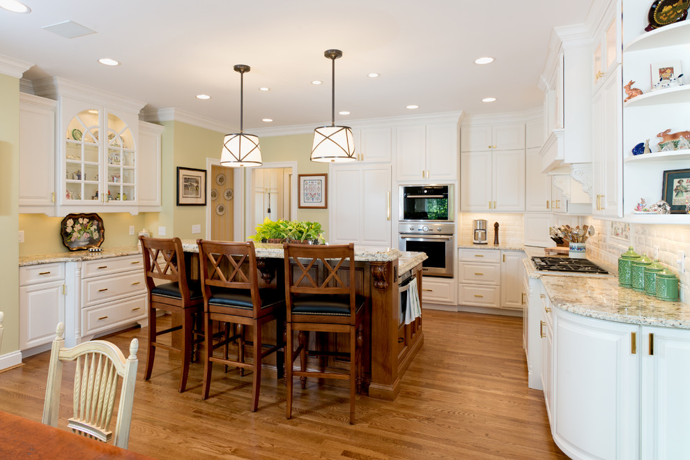 Bild på ett lantligt kök och matrum, med luckor med upphöjd panel, vita skåp, vitt stänkskydd och rostfria vitvaror