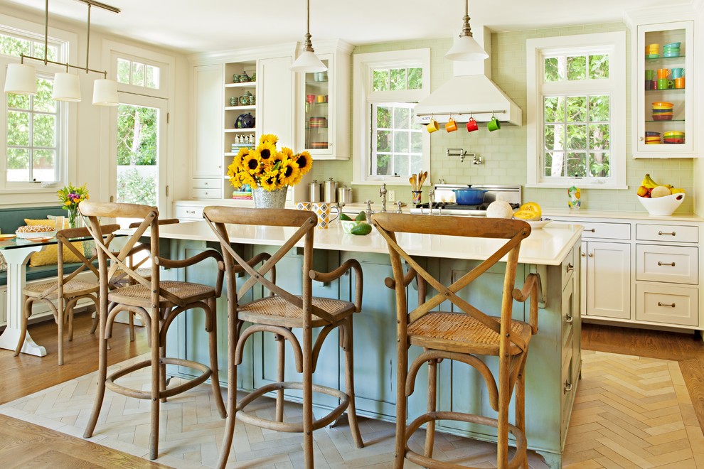 Esempio di una cucina country con ante a filo, ante bianche, paraspruzzi verde, paraspruzzi con piastrelle di vetro e pavimento in legno massello medio
