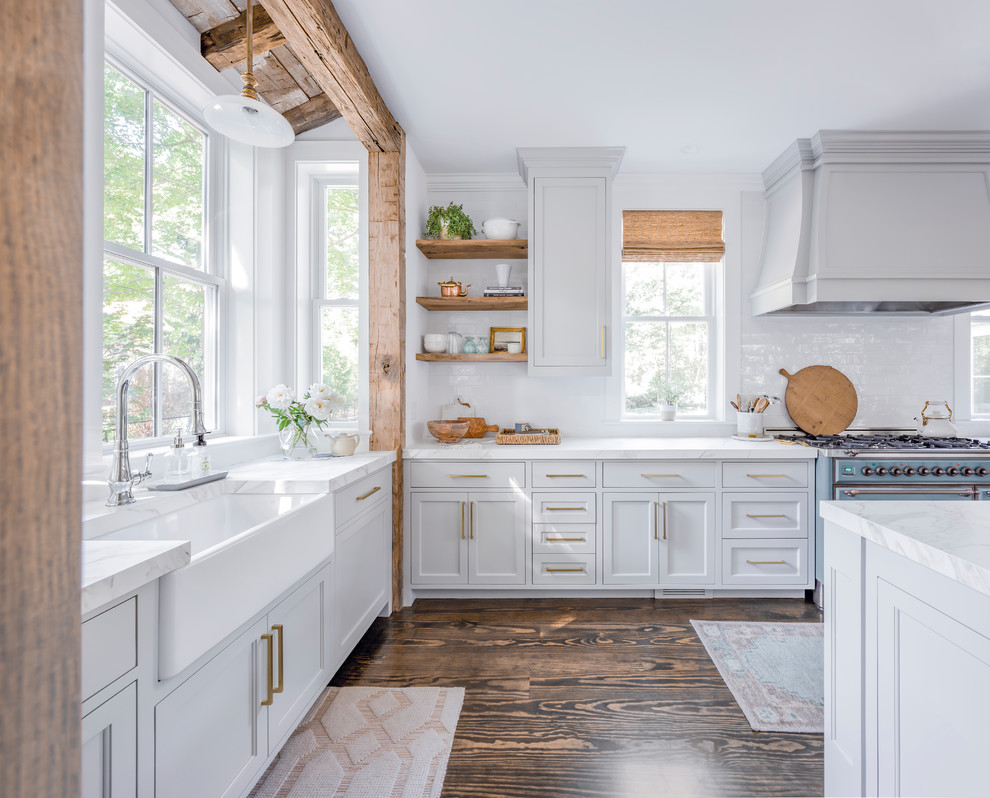 ボストンにある高級な広いカントリー風のおしゃれなキッチン (エプロンフロントシンク、白いキッチンパネル、白いキッチンカウンター) の写真