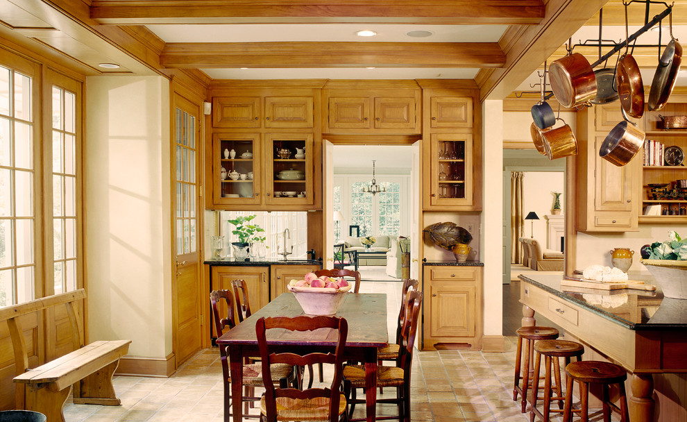 Foto di una cucina country con ante con bugna sagomata e ante in legno scuro