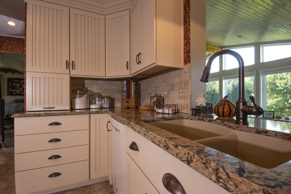 Idéer för att renovera ett lantligt kök, med en undermonterad diskho, luckor med upphöjd panel, beige skåp, bänkskiva i kvarts, beige stänkskydd, stänkskydd i stenkakel och vita vitvaror