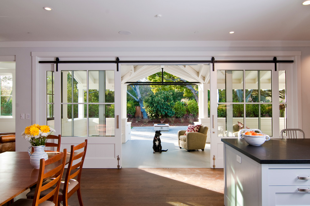 Imagen de cocina de estilo de casa de campo con suelo de madera en tonos medios