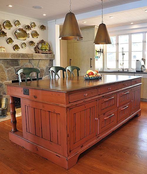 Foto de cocina clásica renovada grande con armarios estilo shaker, puertas de armario grises, encimera de madera, suelo de madera en tonos medios y dos o más islas