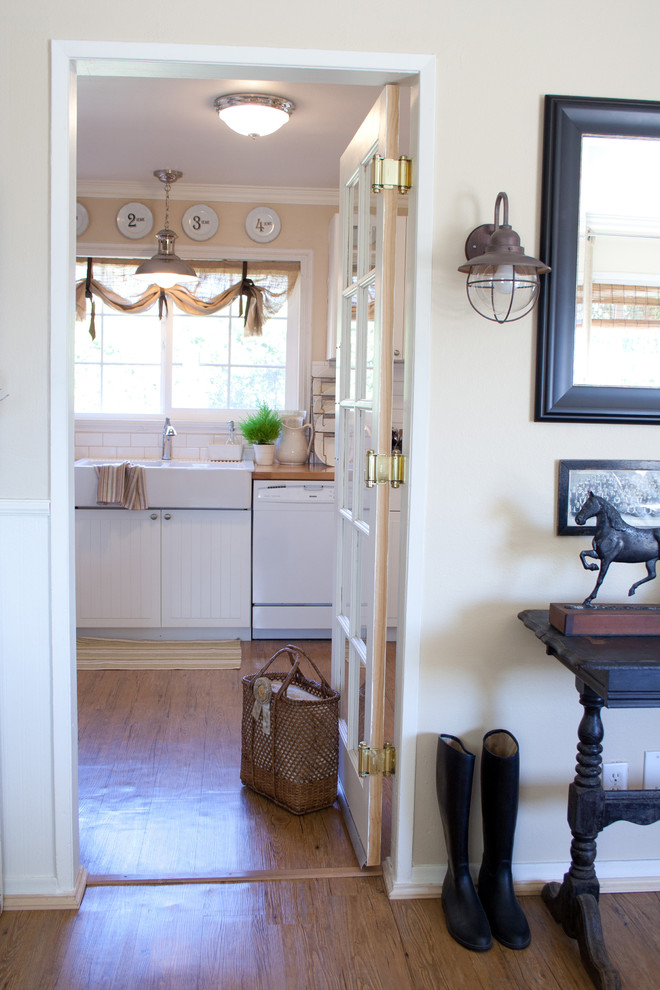 Foto de cocina campestre con fregadero sobremueble y electrodomésticos blancos