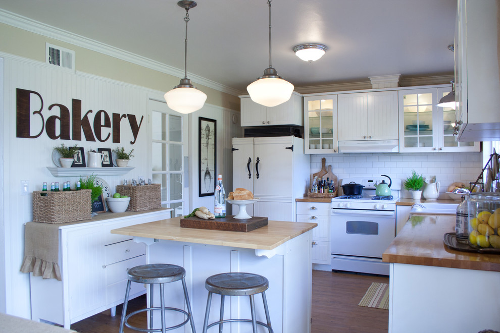 Landhausstil Küche mit weißen Elektrogeräten in Los Angeles