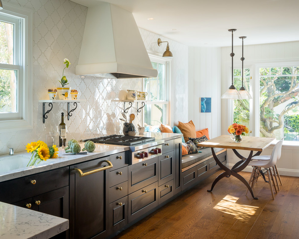 Country Wohnküche mit Unterbauwaschbecken, Schrankfronten im Shaker-Stil, schwarzen Schränken, Küchenrückwand in Weiß, Küchengeräten aus Edelstahl und braunem Holzboden in San Francisco