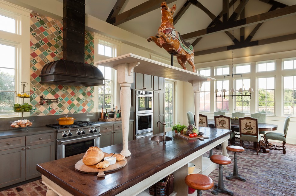 Foto på ett lantligt kök och matrum, med skåp i shakerstil, grå skåp, flerfärgad stänkskydd, rostfria vitvaror, tegelgolv och en köksö