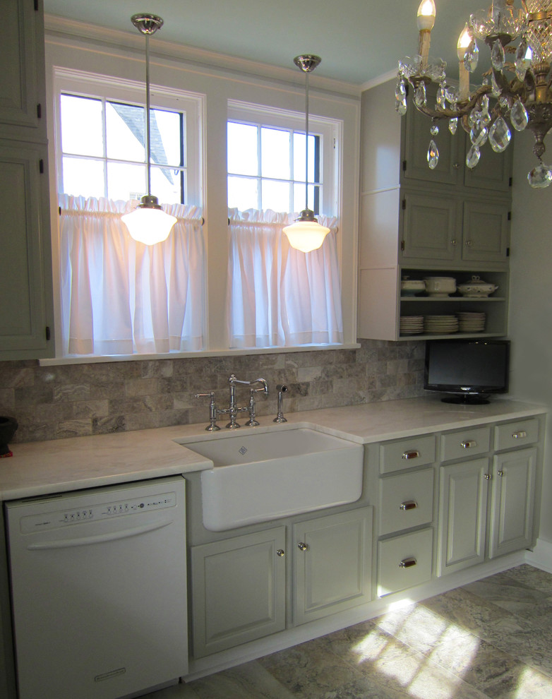 Inredning av ett lantligt avskilt, litet l-kök, med en rustik diskho, skåp i shakerstil, grå skåp, marmorbänkskiva, grått stänkskydd, stänkskydd i stenkakel, vita vitvaror och skiffergolv