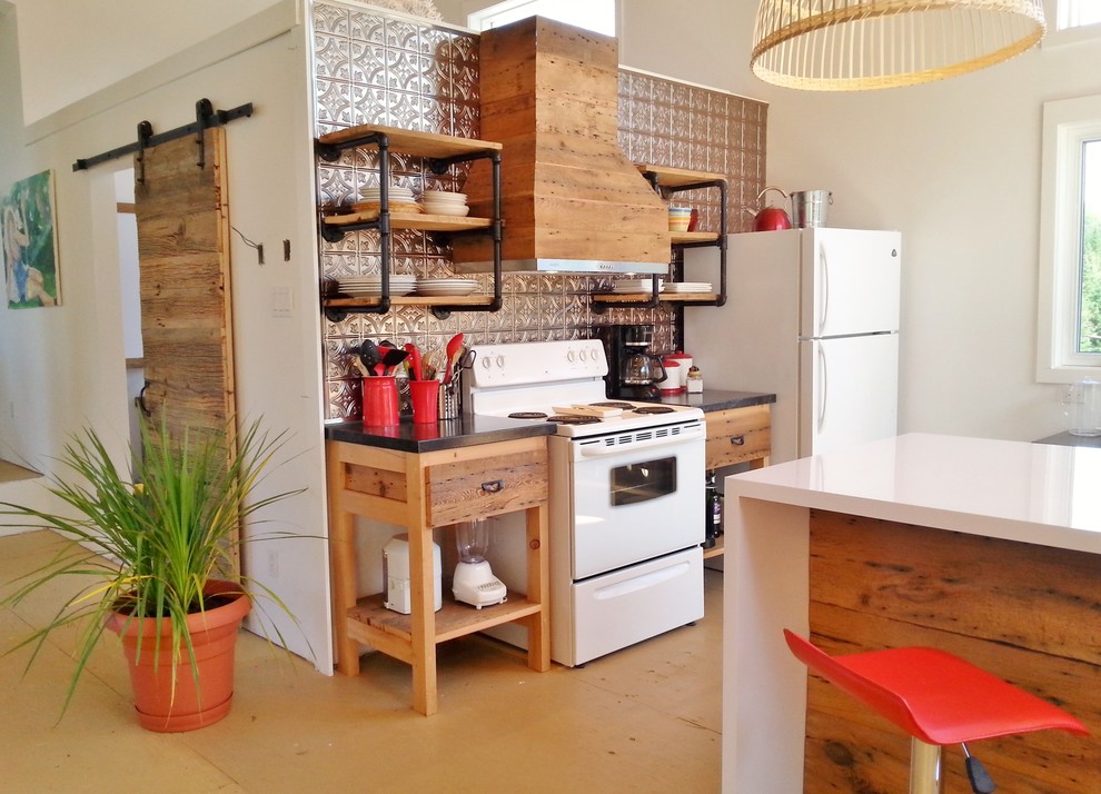 Exempel på ett lantligt l-kök, med stänkskydd med metallisk yta, stänkskydd i metallkakel, vita vitvaror, plywoodgolv och en köksö