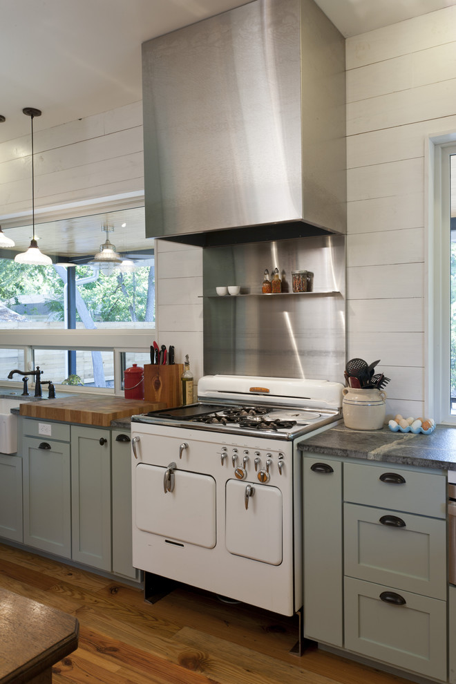 Landhaus Küche mit weißen Elektrogeräten, Rückwand aus Metallfliesen, Küchenrückwand in Metallic, grauen Schränken, Schrankfronten im Shaker-Stil und Landhausspüle in Austin