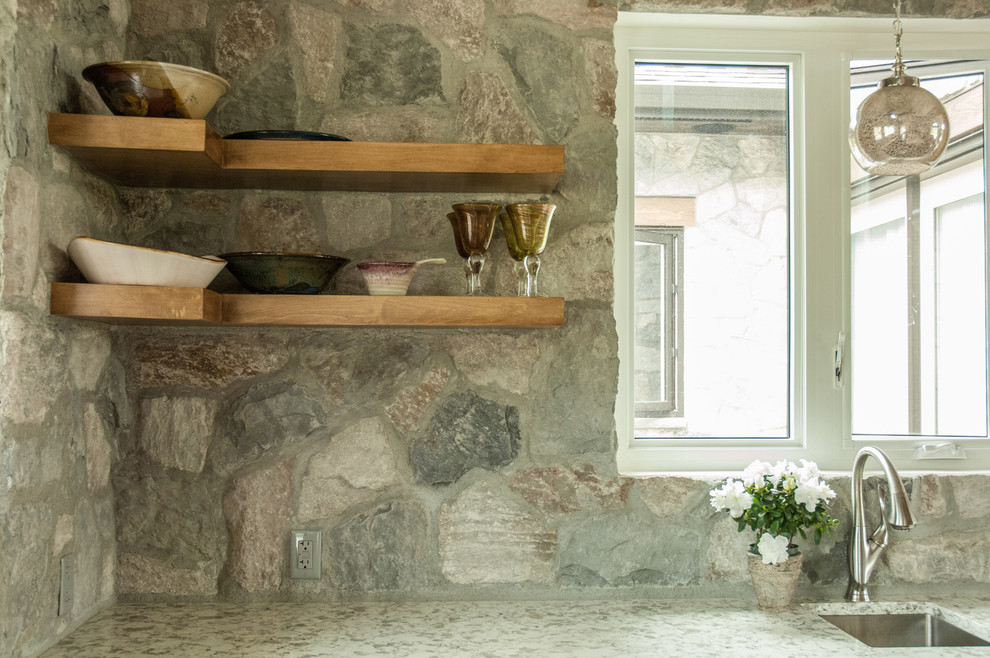 Landhaus Wohnküche in L-Form mit offenen Schränken, hellbraunen Holzschränken, Rückwand aus Stein, Küchengeräten aus Edelstahl, Betonboden und Kücheninsel in Vancouver