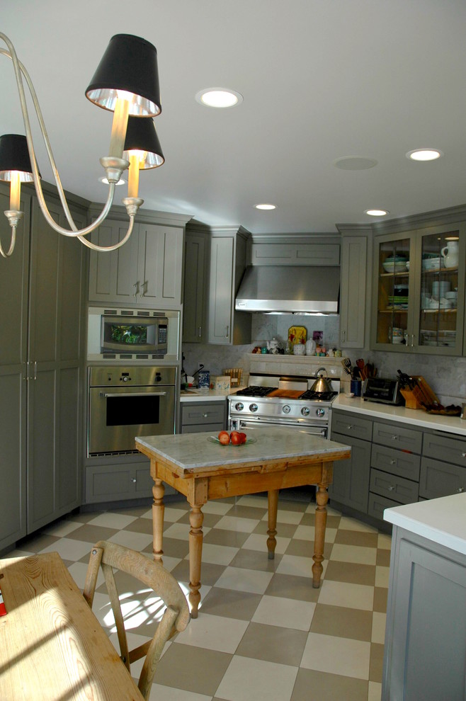 Exempel på ett mellanstort lantligt u-kök, med skåp i shakerstil, grå skåp, bänkskiva i koppar, grått stänkskydd, stänkskydd i stenkakel, rostfria vitvaror och en köksö