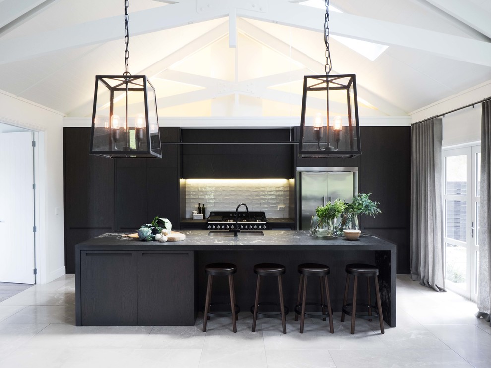 На фото: кухня среднего размера в современном стиле с обеденным столом, плоскими фасадами и черными фасадами в частном доме с