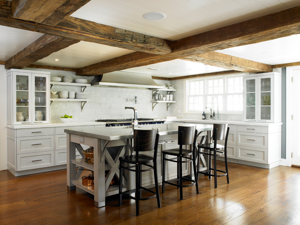 Immagine di una cucina country con ante in stile shaker, ante bianche, paraspruzzi bianco e parquet scuro
