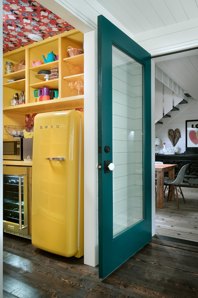 На фото: отдельная кухня в стиле кантри с накладной мойкой, желтыми фасадами, столешницей из кварцевого агломерата, белым фартуком, темным паркетным полом, коричневым полом и желтой столешницей с