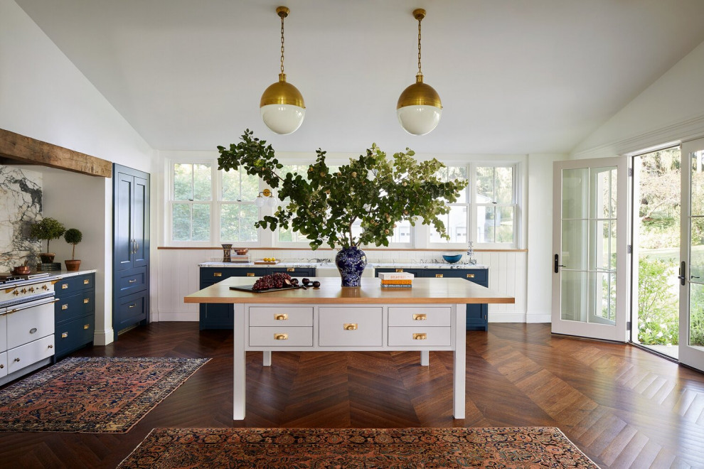 Стильный дизайн: кухня в стиле кантри с сводчатым потолком - последний тренд