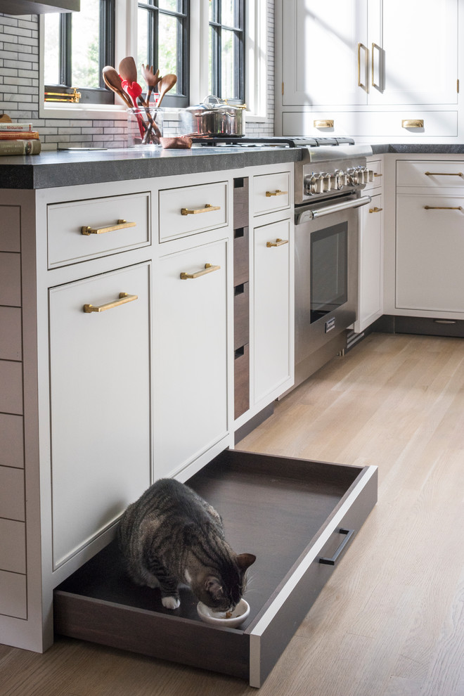 Exempel på ett mellanstort lantligt kök, med en undermonterad diskho, skåp i shakerstil, grå skåp, granitbänkskiva, grått stänkskydd, stänkskydd i mosaik, färgglada vitvaror, ljust trägolv, en köksö och brunt golv