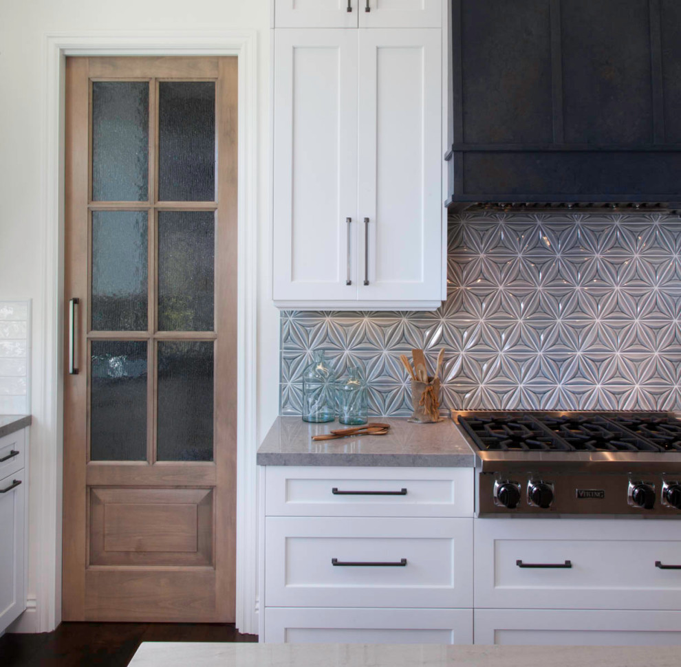 Exempel på ett stort lantligt grå grått kök, med en rustik diskho, luckor med infälld panel, skåp i ljust trä, bänkskiva i kvartsit, blått stänkskydd, stänkskydd i keramik, rostfria vitvaror, mörkt trägolv, en köksö och brunt golv