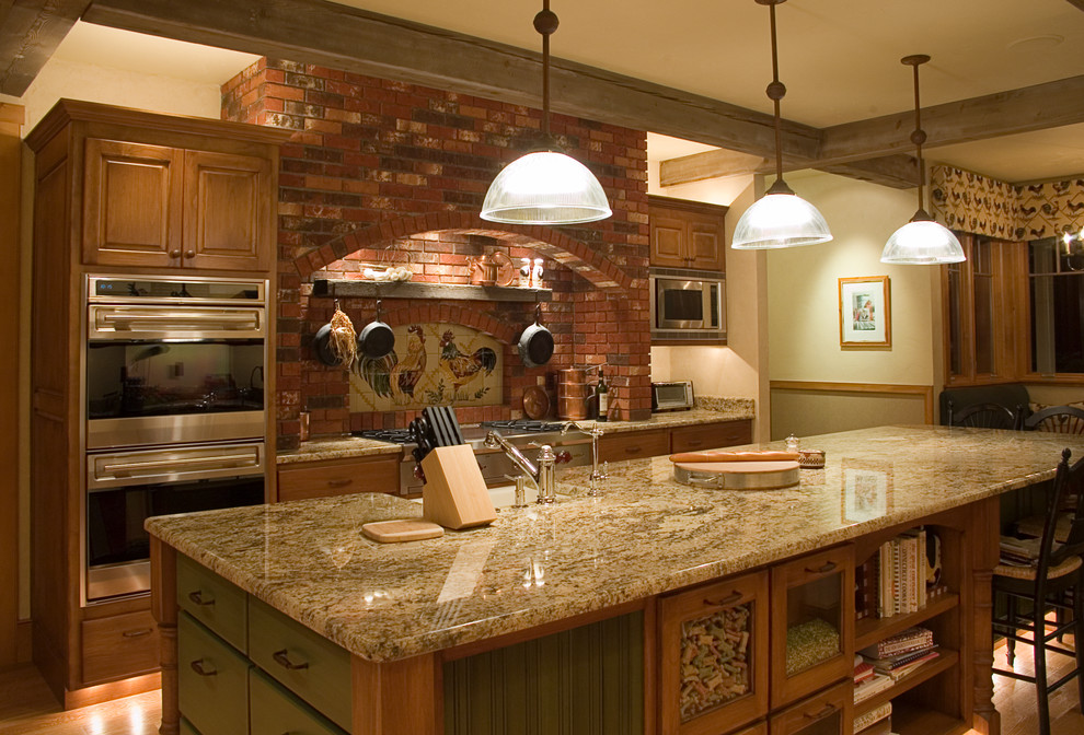 Idéer för att renovera ett mellanstort rustikt linjärt kök och matrum, med en rustik diskho, luckor med profilerade fronter, skåp i mellenmörkt trä, granitbänkskiva, rött stänkskydd, rostfria vitvaror, mellanmörkt trägolv och en köksö