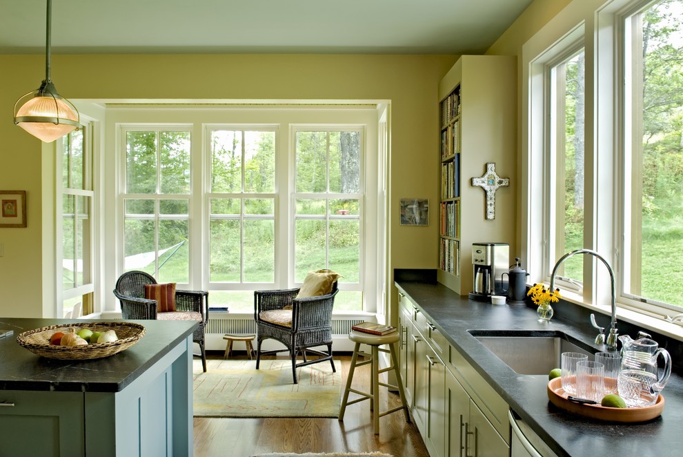 На фото: кухня в стиле кантри с врезной мойкой, фасадами в стиле шейкер, зелеными фасадами и столешницей из талькохлорита