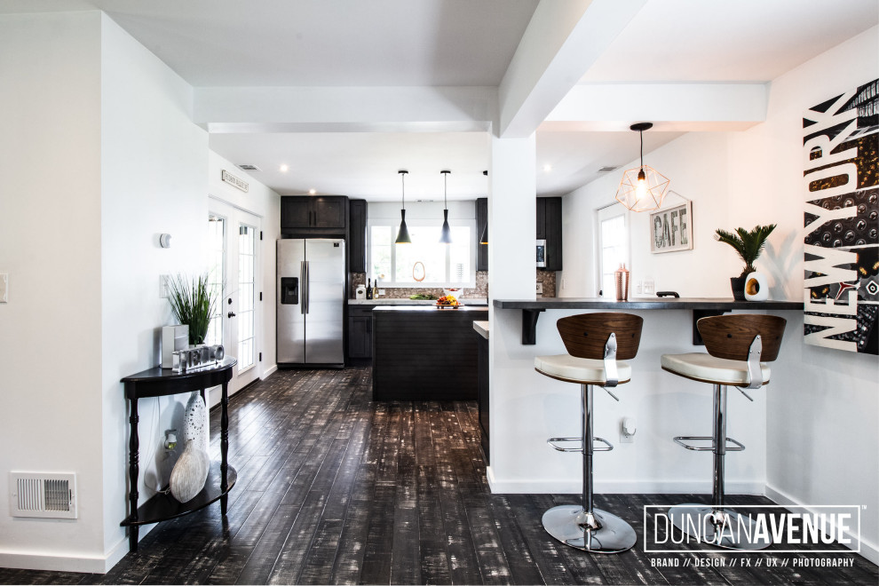 Foto på ett mellanstort funkis grå kök, med en undermonterad diskho, skåp i shakerstil, skåp i mörkt trä, bänkskiva i betong, stänkskydd med metallisk yta, stänkskydd i metallkakel, rostfria vitvaror, bambugolv, en köksö och grått golv