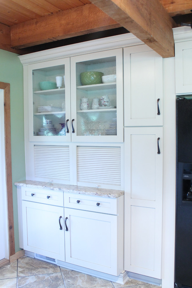 Modelo de cocina comedor de estilo de casa de campo de tamaño medio con fregadero sobremueble, armarios estilo shaker, puertas de armario beige, encimera de granito, suelo de baldosas de porcelana y una isla