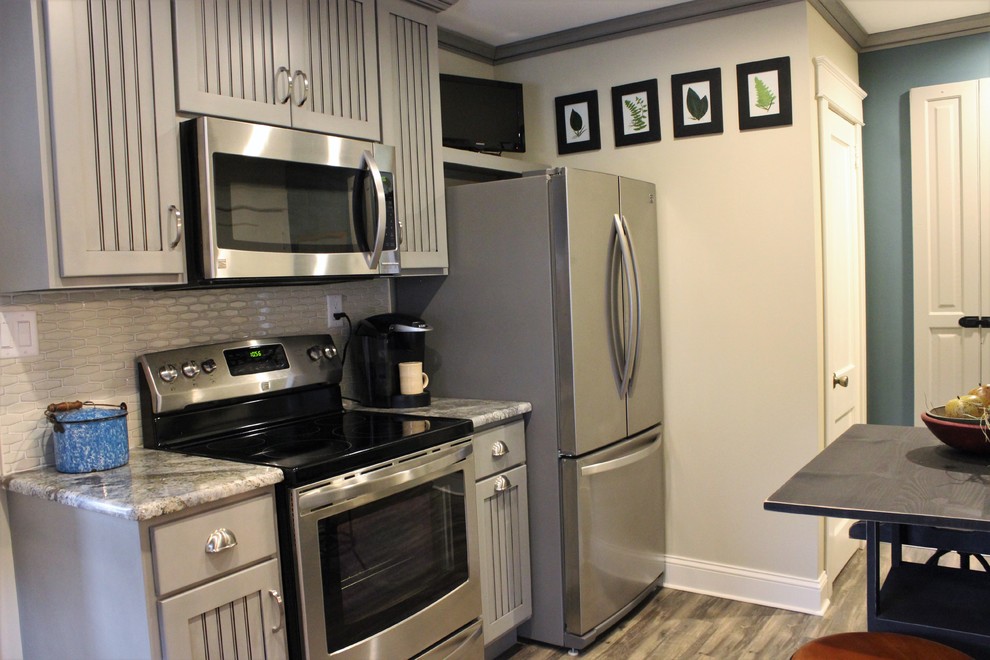 Foto på ett avskilt, litet lantligt kök, med en rustik diskho, grå skåp, granitbänkskiva, beige stänkskydd, stänkskydd i porslinskakel, rostfria vitvaror och vinylgolv