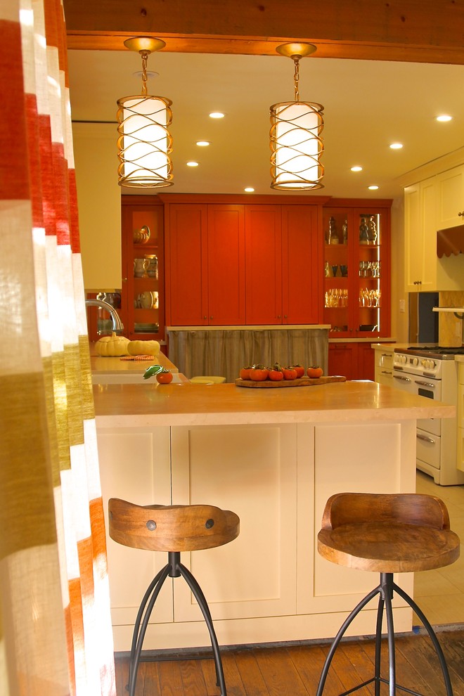 Lantlig inredning av ett mellanstort kök, med en rustik diskho, skåp i shakerstil, marmorbänkskiva, stänkskydd i keramik, rostfria vitvaror och klinkergolv i porslin