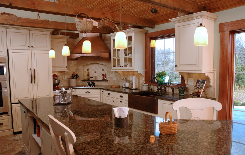 Foto på ett stort lantligt kök, med en rustik diskho, luckor med upphöjd panel, vita skåp, granitbänkskiva, beige stänkskydd, stänkskydd i keramik, rostfria vitvaror, klinkergolv i keramik och en köksö