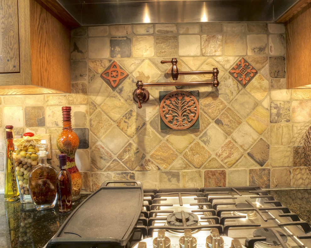 Immagine di una cucina american style di medie dimensioni con lavello sottopiano, ante in stile shaker, ante in legno chiaro, top in superficie solida, paraspruzzi con piastrelle in pietra, elettrodomestici in acciaio inossidabile e pavimento grigio