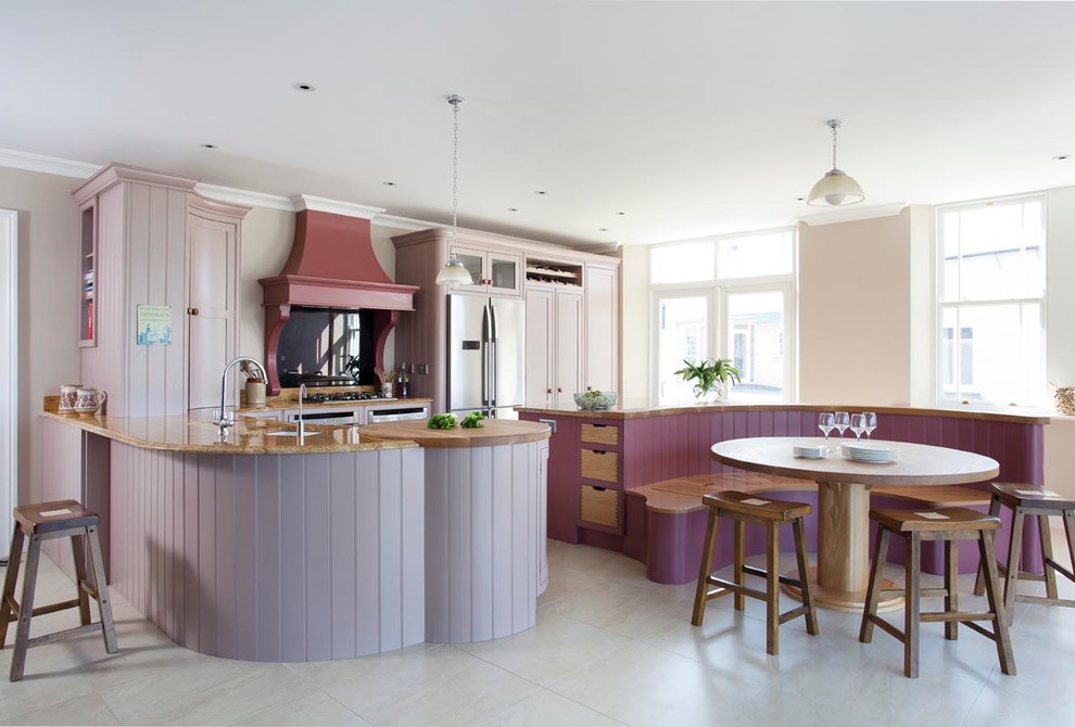 Cette photo montre une grande cuisine américaine chic avec un placard avec porte à panneau encastré, des portes de placard violettes, une crédence noire, une crédence en feuille de verre et îlot.