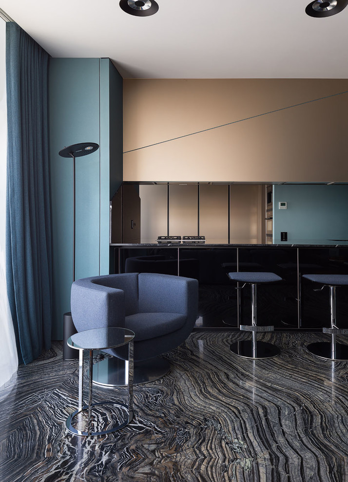 Idée de décoration pour une cuisine américaine linéaire minimaliste de taille moyenne avec un placard sans porte, des portes de placard bleues, plan de travail en marbre, une crédence bleue, une crédence en marbre, un électroménager de couleur, un sol en marbre et un sol noir.